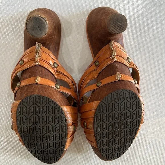 Frye Strappy Leather Wooden Heeled Sandals w/ Retro Bohemian Hippie Vibes size 8