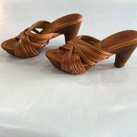 Frye Strappy Leather Wooden Heeled Sandals w/ Retro Bohemian Hippie Vibes size 8