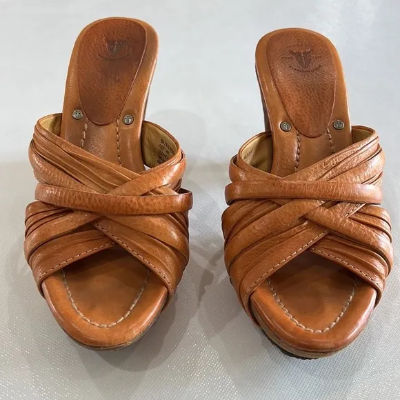 Frye Strappy Leather Wooden Heeled Sandals w/ Retro Bohemian Hippie Vibes size 8