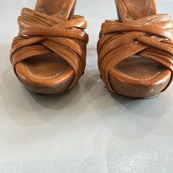 Frye Strappy Leather Wooden Heeled Sandals w/ Retro Bohemian Hippie Vibes size 8