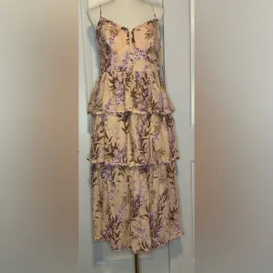 House of Harlow 1960 Boho Floral Tiered Midi Dress Size Medium NWT