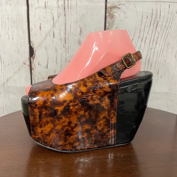JEFFREY CAMPBELL BRANDIE black brown patent leather platform sandals 7.5 GUC