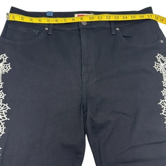 Johnny Was Laurena Cropped Baby Boot Jeans Size 32