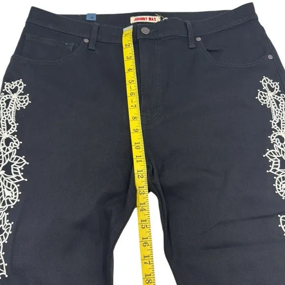Johnny Was Laurena Cropped Baby Boot Jeans Size 32