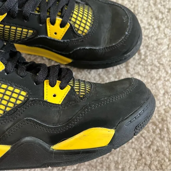 Jordan 4 Retro Thunder (2023)
