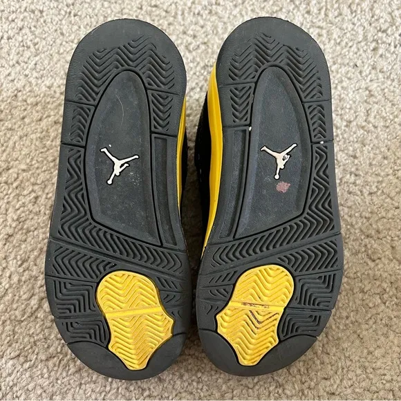 Jordan 4 Retro Thunder (2023)