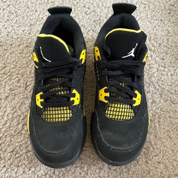 Jordan 4 Retro Thunder (2023)