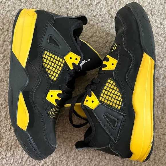 Jordan 4 Retro Thunder (2023)