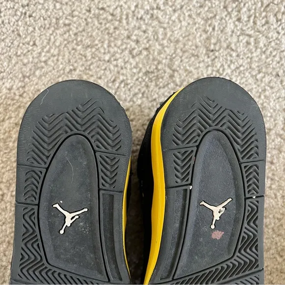 Jordan 4 Retro Thunder (2023)