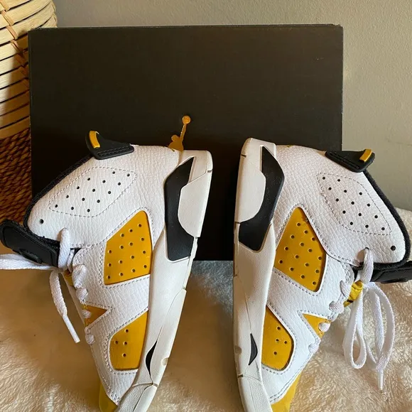 JORDAN Little Kid's Jordan 6 Retro White/Yellow Ochre-Black