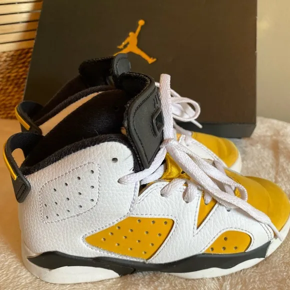 JORDAN Little Kid's Jordan 6 Retro White/Yellow Ochre-Black