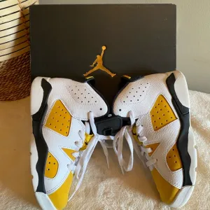 JORDAN Little Kid's Jordan 6 Retro White/Yellow Ochre-Black