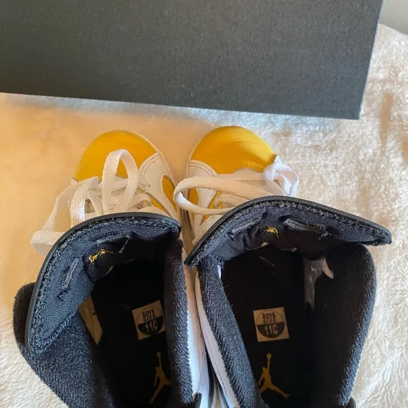 JORDAN Little Kid's Jordan 6 Retro White/Yellow Ochre-Black