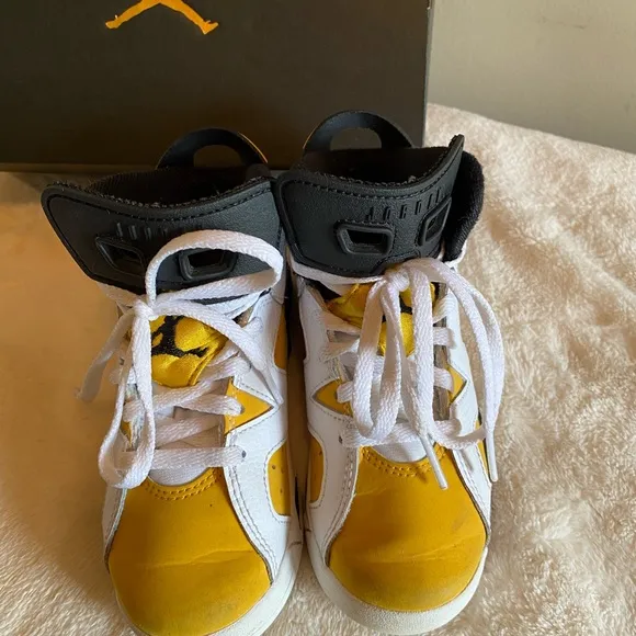 JORDAN Little Kid's Jordan 6 Retro White/Yellow Ochre-Black
