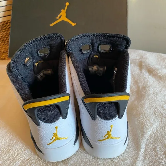 JORDAN Little Kid's Jordan 6 Retro White/Yellow Ochre-Black
