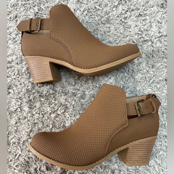 Journee Collection NWT Women's Brown Ankle Boots