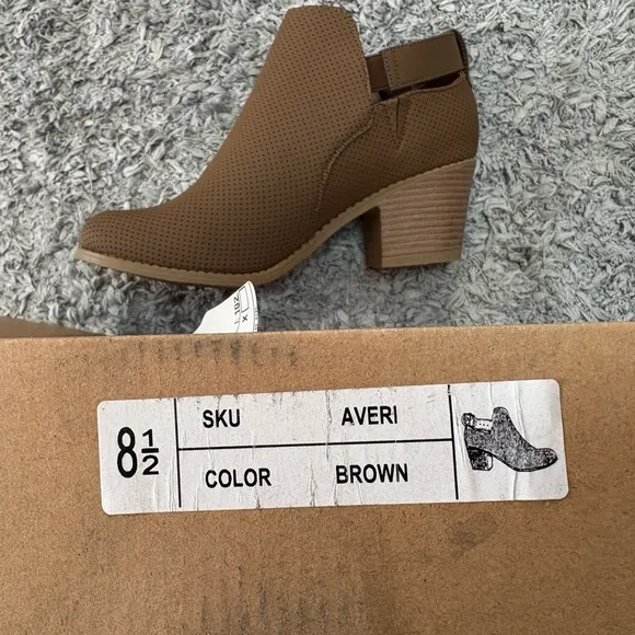 Journee Collection NWT Women's Brown Ankle Boots