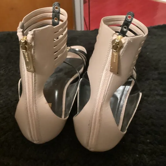 JUST CAVALLI  GLADIATOR STYLE FLAT SANDAS SZ EURO 39