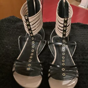 JUST CAVALLI  GLADIATOR STYLE FLAT SANDAS SZ EURO 39