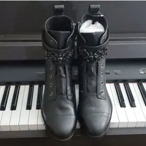 Karl Lagerfeld Black Pebble leather boots size 7.5 black jewels embellished edgy