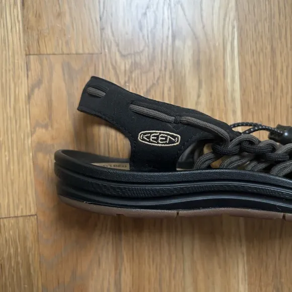 Keen Uneek Classic Two Cord Anti Odor Bungee Black Gray Sandals Sneaker Mens 7.5