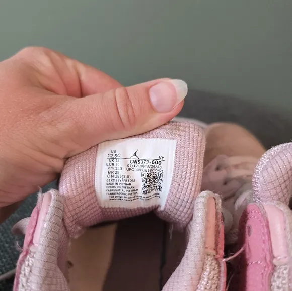 Kids Pink Sneakers Air Jordan 1 Mid ‘Digital Pink’ (kids girls Exclusive) 12,5C