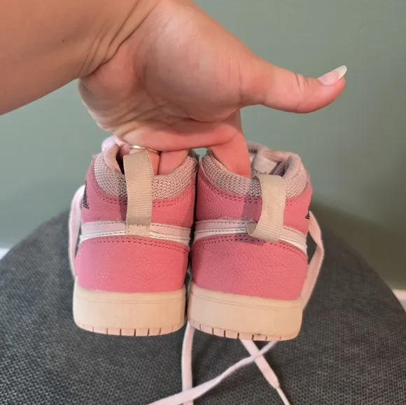 Kids Pink Sneakers Air Jordan 1 Mid ‘Digital Pink’ (kids girls Exclusive) 12,5C