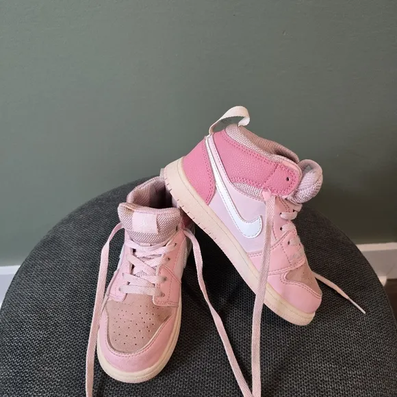 Kids Pink Sneakers Air Jordan 1 Mid ‘Digital Pink’ (kids girls Exclusive) 12,5C