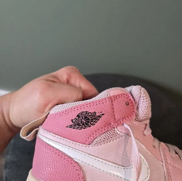 Kids Pink Sneakers Air Jordan 1 Mid ‘Digital Pink’ (kids girls Exclusive) 12,5C