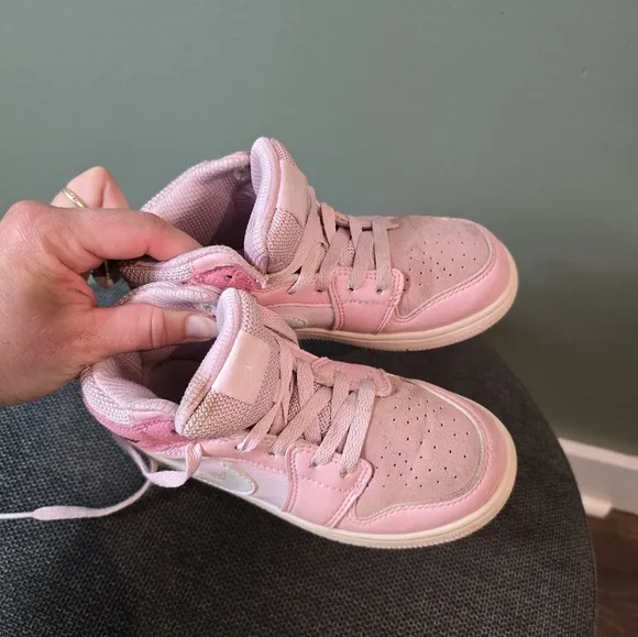 Kids Pink Sneakers Air Jordan 1 Mid ‘Digital Pink’ (kids girls Exclusive) 12,5C