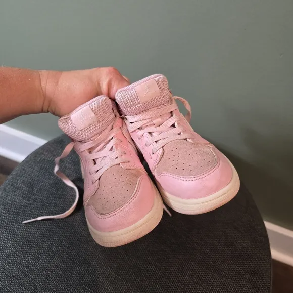 Kids Pink Sneakers Air Jordan 1 Mid ‘Digital Pink’ (kids girls Exclusive) 12,5C