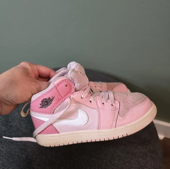 Kids Pink Sneakers Air Jordan 1 Mid ‘Digital Pink’ (kids girls Exclusive) 12,5C