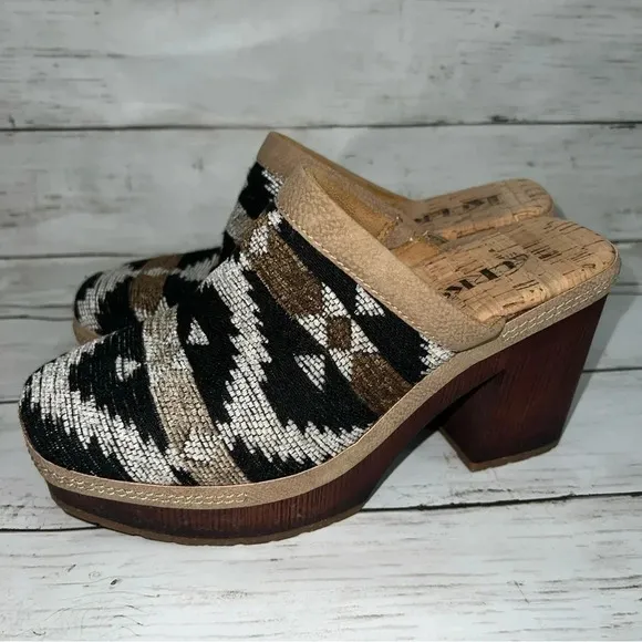 Korks Lori Clog Platform Western Boho Tan Aztec Size 6