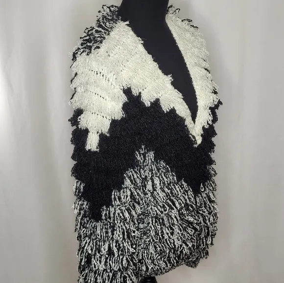 Le Sweater Vintage Hand Knit Black &amp; White Shaggy Loop 1970's Sweater - Size M