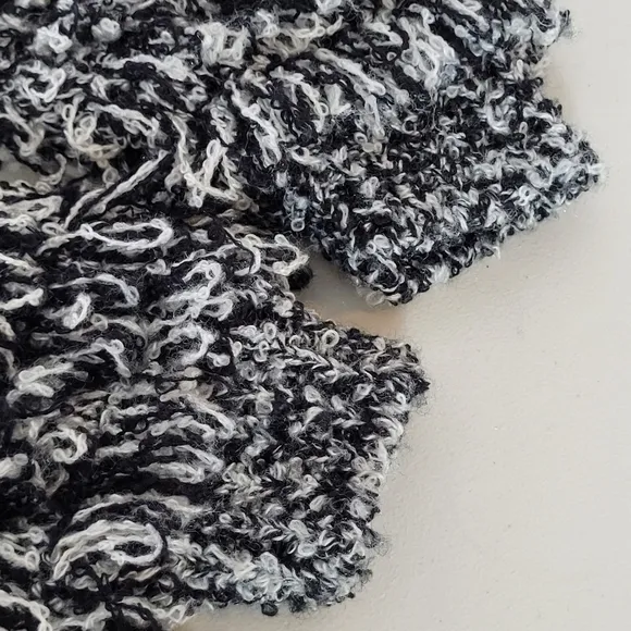 Le Sweater Vintage Hand Knit Black &amp; White Shaggy Loop 1970's Sweater - Size M