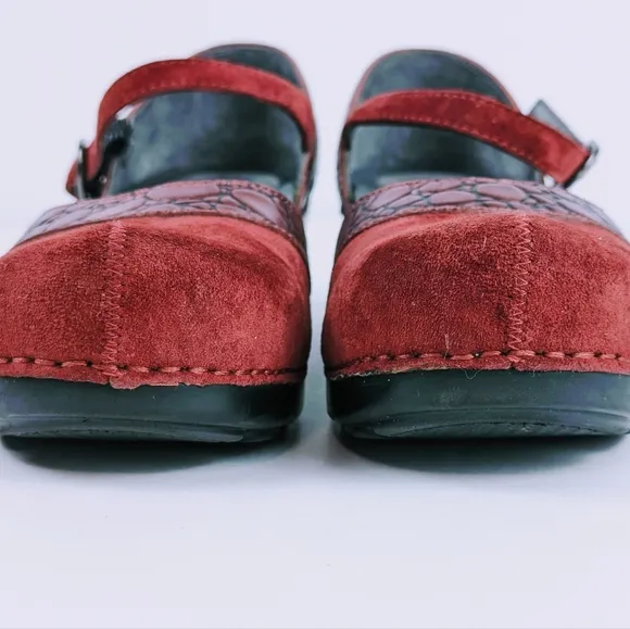LIKE NEW Dansko Sally Red Suede Crocodile Mary Jane Shoe Size 8 (38)