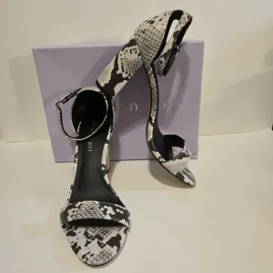 MADDEN GIRL Snake Skin Animal Print Block Heel Open Toe Sandals Size 9M