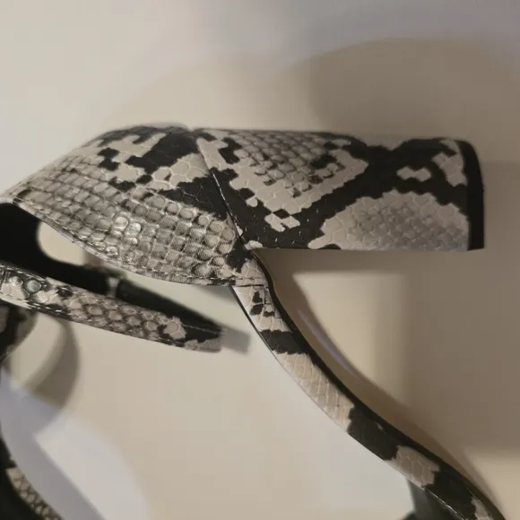 MADDEN GIRL Snake Skin Animal Print Block Heel Open Toe Sandals Size 9M