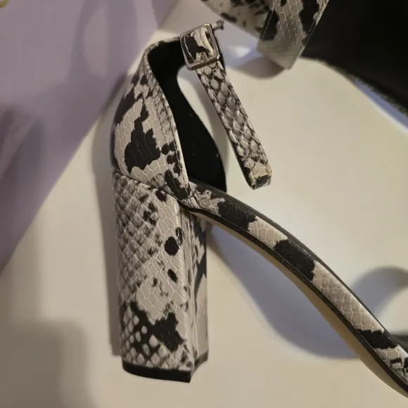 MADDEN GIRL Snake Skin Animal Print Block Heel Open Toe Sandals Size 9M