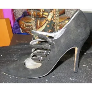 Manolo Blahnik Black Italian Suede Leather MaryJane Buckle pumps sz 38.5 or  8.5