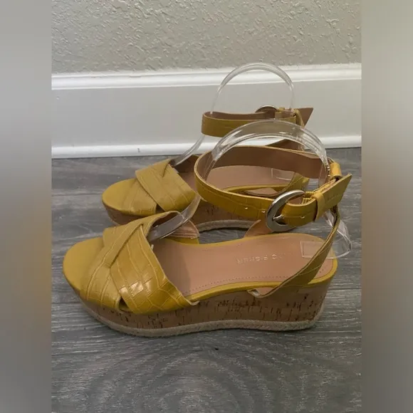 Marc Fisher Carlin 2 Yellow Wedge Sandals Ankle straps Women’s Size 8 Cork