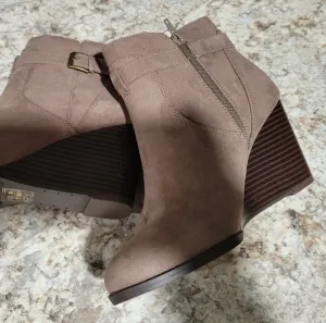 Market and Spruce Women's Taupe Wedge Ankle Boots NWT