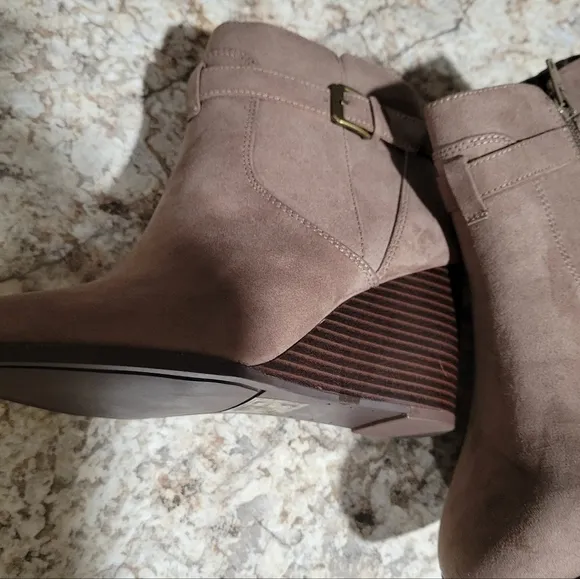 Market and Spruce Women's Taupe Wedge Ankle Boots NWT