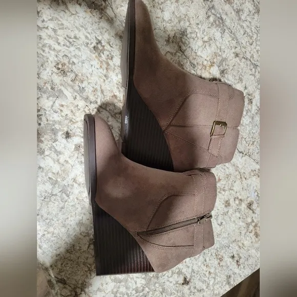 Market and Spruce Women's Taupe Wedge Ankle Boots NWT