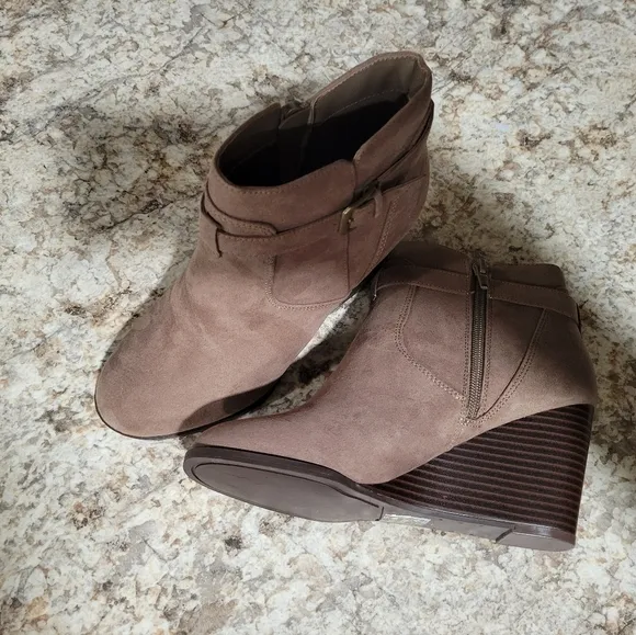 Market and Spruce Women's Taupe Wedge Ankle Boots NWT