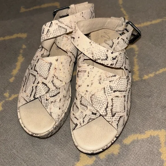 Matisse x Amuse Society Runaway Snakeskin Platform Ledge Sandals Sz 8