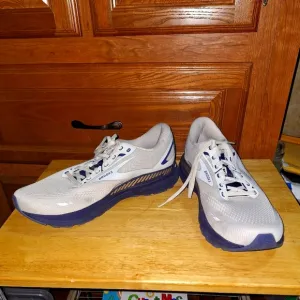 Men's Brooks Adrenaline GTS 23 Gray Running Shoes - . EUC