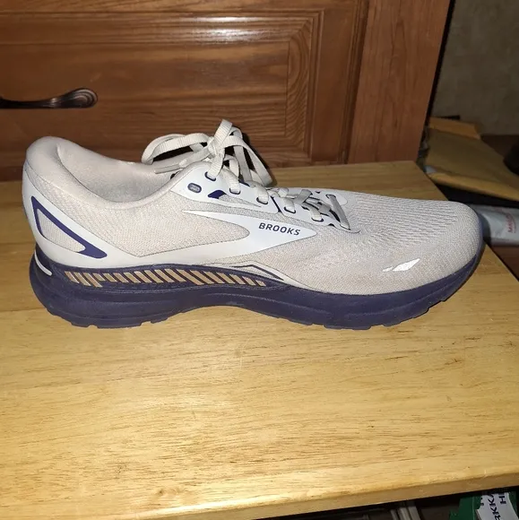 Men's Brooks Adrenaline GTS 23 Gray Running Shoes - . EUC