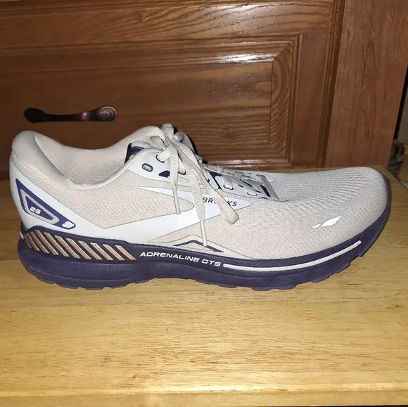 Men's Brooks Adrenaline GTS 23 Gray Running Shoes - . EUC