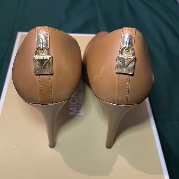 Michael Kors Antoinette Leather Pump- size 7.5